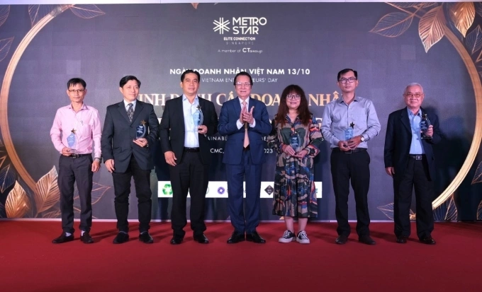 Các doanh nhân nhận Kỷ niệm chương Doanh nhân phát triển bền vững. Ảnh: Metro Star
