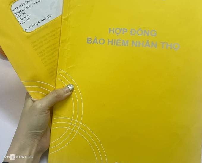 Một hợp đồng bảo hiểm liên kết đầu tư được bán qua kênh ngân hàng. Ảnh: Quỳnh Trang