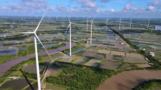 Các dự án năng lượng xanh luôn nằm trong khẩu vị đầu tư của SHB. Tại Tây Nguyên, SHB cũng giải ngân hơn 584 tỷ đồng, chiếm xấp xỉ 70% tổng vốn đầu tư của dự án xây dựng Nhà máy Thủy điện Đăk Sin 1. Tại khu vực phía Bắc và Bắc Trung Bộ, ngân hàng cũng rót vốn cho công trình Nhà máy thủy điện Nậm Lúc (Lào Cai), dự án Thủy điện Bái Thượng (Thanh Hoá). Tài trợ cho những công trình xanh như Nhà máy gạo Hạnh Phúc, Nhà máy phong điện Yang Trung, phong điện Lạc Hòa 2 và các dự án phong thủy điện trên khắp cả nước, thể hiện rõ chủ trương xanh hóa dòng vốn của SHB, hướng tới thực hiện mục tiêu phát triển bền vững của Quốc gia. Hiện, ngân hàng cũng đang dẫn đầu nhóm nhà băng tư nhân về tỷ trọng dư nợ tín dụng xanh trên tổng dư nợ 10%.