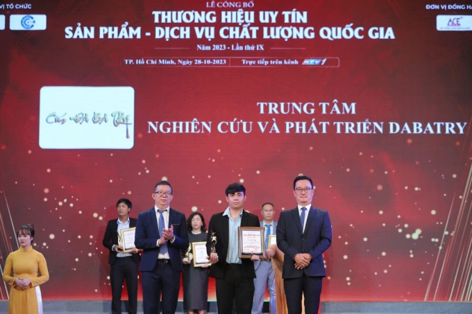 Đại diện trung tâm nghiên cứu Dabatry lên nhận giải thưởng.