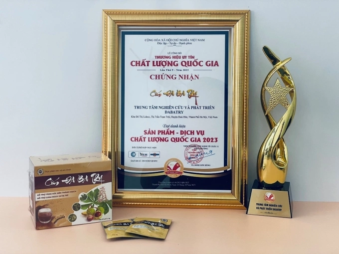 Bằng và cúp chứng nhận cho sự phát triển không ngừng về chất lượng của Dabatry trong lễ vinh danh Thương hiệu uy tín 2023. Ảnh: Dược phẩm Minh Lương