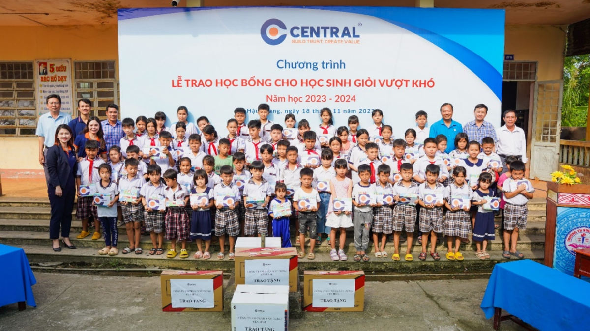 Central trao quà cho học sinh vượt khó tại Hậu Giang