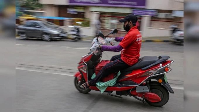 Nhân viên giao hàng của Zomato trên đường giao hàng cho khách. Ảnh: Business Standard