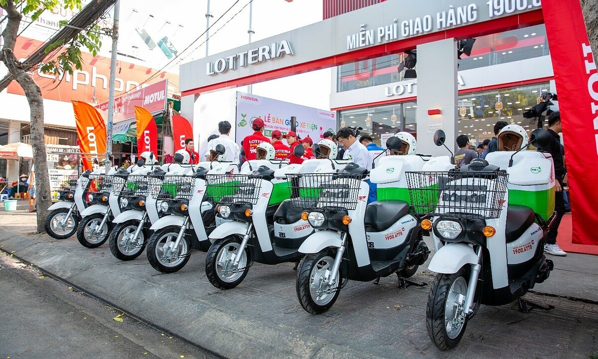 Honda Việt Nam bàn giao 100 xe máy điện giao hàng