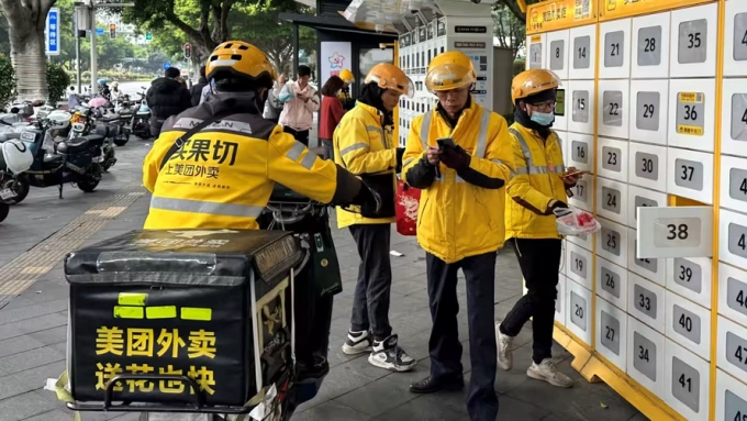 Các tài xế giao hàng của Meituan có thể được nhìn thấy tấp nập quanh các khu văn phòng ở Quảng Châu vào các ngày trong tuần. Ảnh: Takashi Kawakami