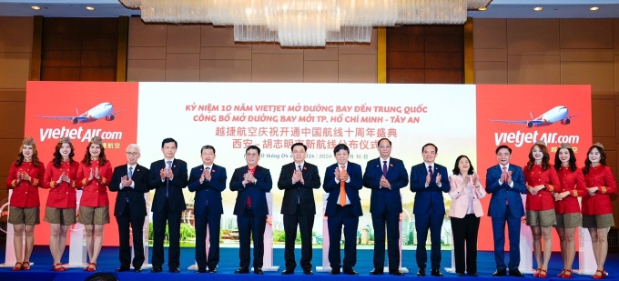 Chủ tịch Quốc hội Vương Đình Huệ (thứ 8 từ phải qua) dự nghi thức công bố đường bay mới TP HCM - Tây An (Trung Quốc) của Vietjet. Ảnh: TL