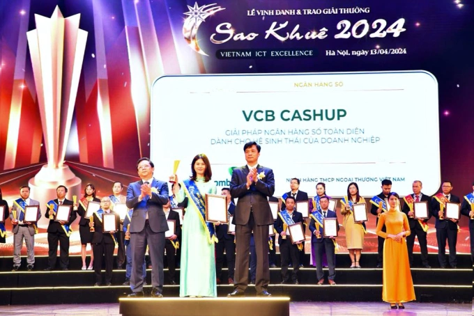 Bà Phương Thị Thu Thuỷ - Trưởng phòng Giải pháp và Kênh số Bán buôn Vietcombank nhận giải thưởng Sao Khuê dành cho giải pháp VCB CashUp. Ảnh: Vietcombank