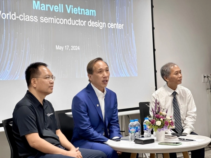 Từ trái sang, ông Bùi Quang Ngọc, Phó chủ tịch Bộ phận Kết nối dữ liệu Marvell Việt Nam; TS Lợi Nguyễn, Phó Chủ tịch Cấp cao về Cloud Optics Tập đoàn Marvell và TS Lê Quang Đạm, Tổng giám đốc Marvell Việt Nam trong cuộc gặp gỡ sáng 17/5 tại TP HCM. Ảnh: Viễn Thông