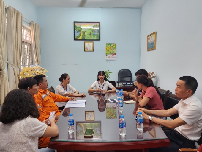 EVNHCMC phối hợp với chính quyền địa phương tuyên truyền về tiết kiệm điện. Ảnh: EVNHCMC
