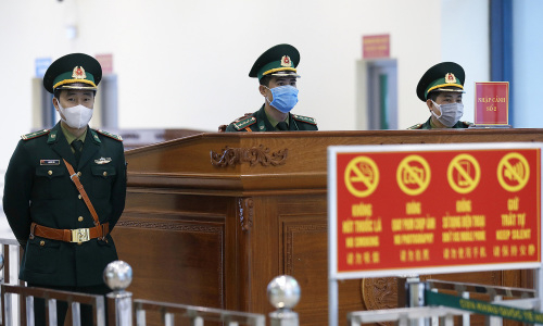 Bị cấm xuất cảnh vì nợ thuế 997.000 đồng