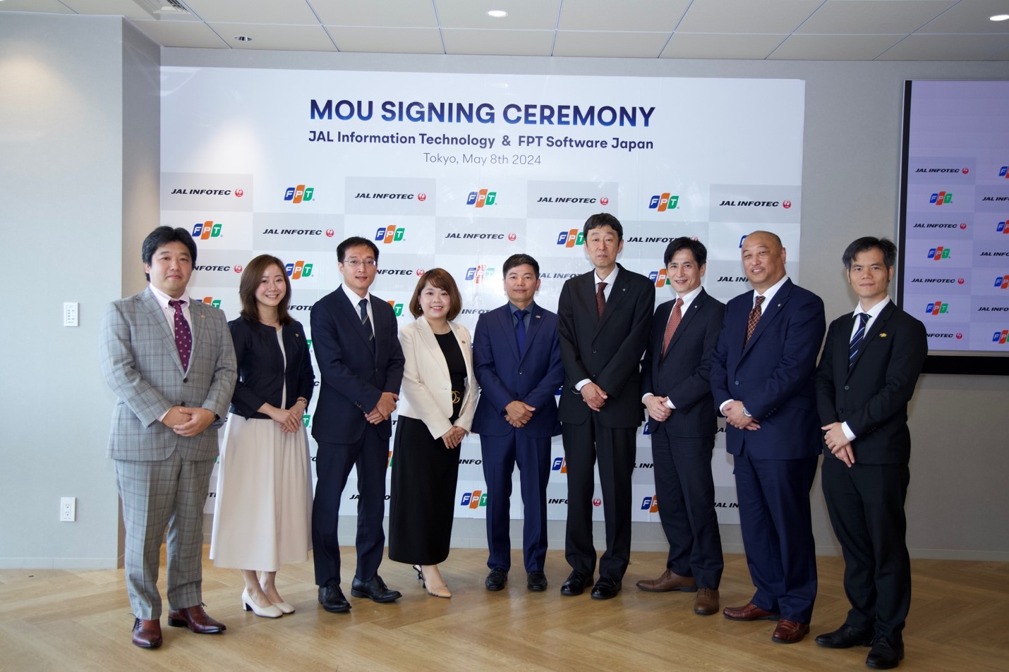 調印式に臨む両党のメンバー。 写真: FPT ソフトウェア