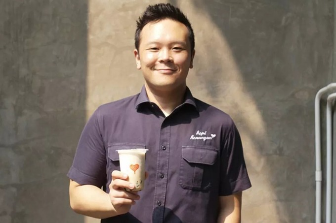 Edward Tirtanata cầm cà phê của Kopi Kenangan. Ảnh: Kopi Kenangan