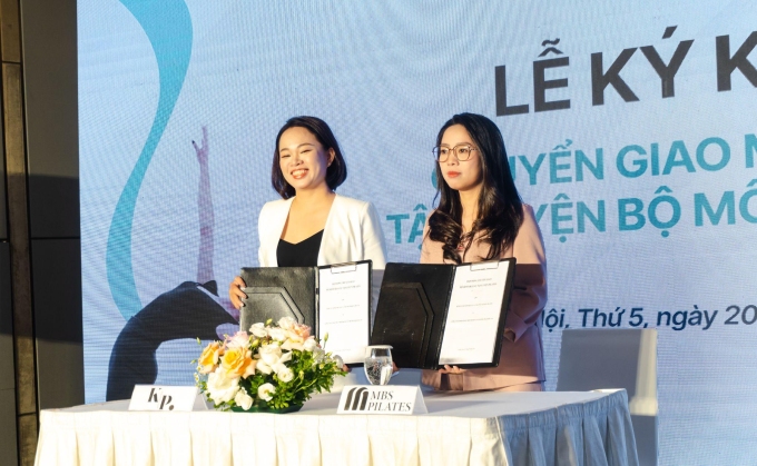 Buổi ký kết diễn ra trước mặt nhiều khách mời. Ảnh: MBS