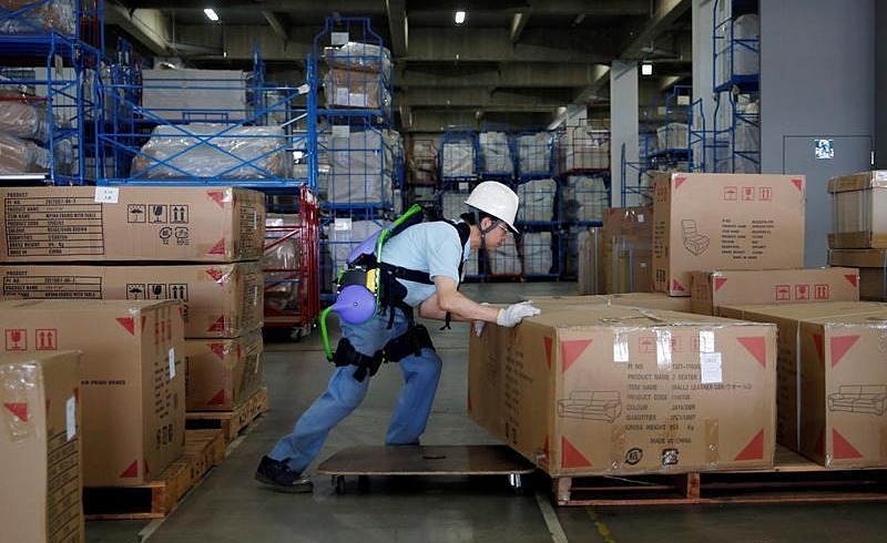 川崎市(日本)の倉庫で働く労働者。写真:ロイター