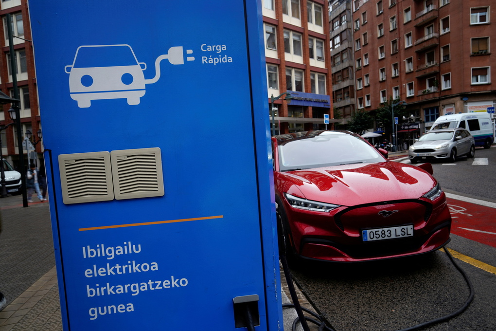 Ván cược xe điện của Ford ở châu Âu 1 Một chiếc xe điện Ford Mustang Mach-e sạc ở Bilbao, Tây Ban Nha, ngày 10/11/2023. Ảnh Reuters