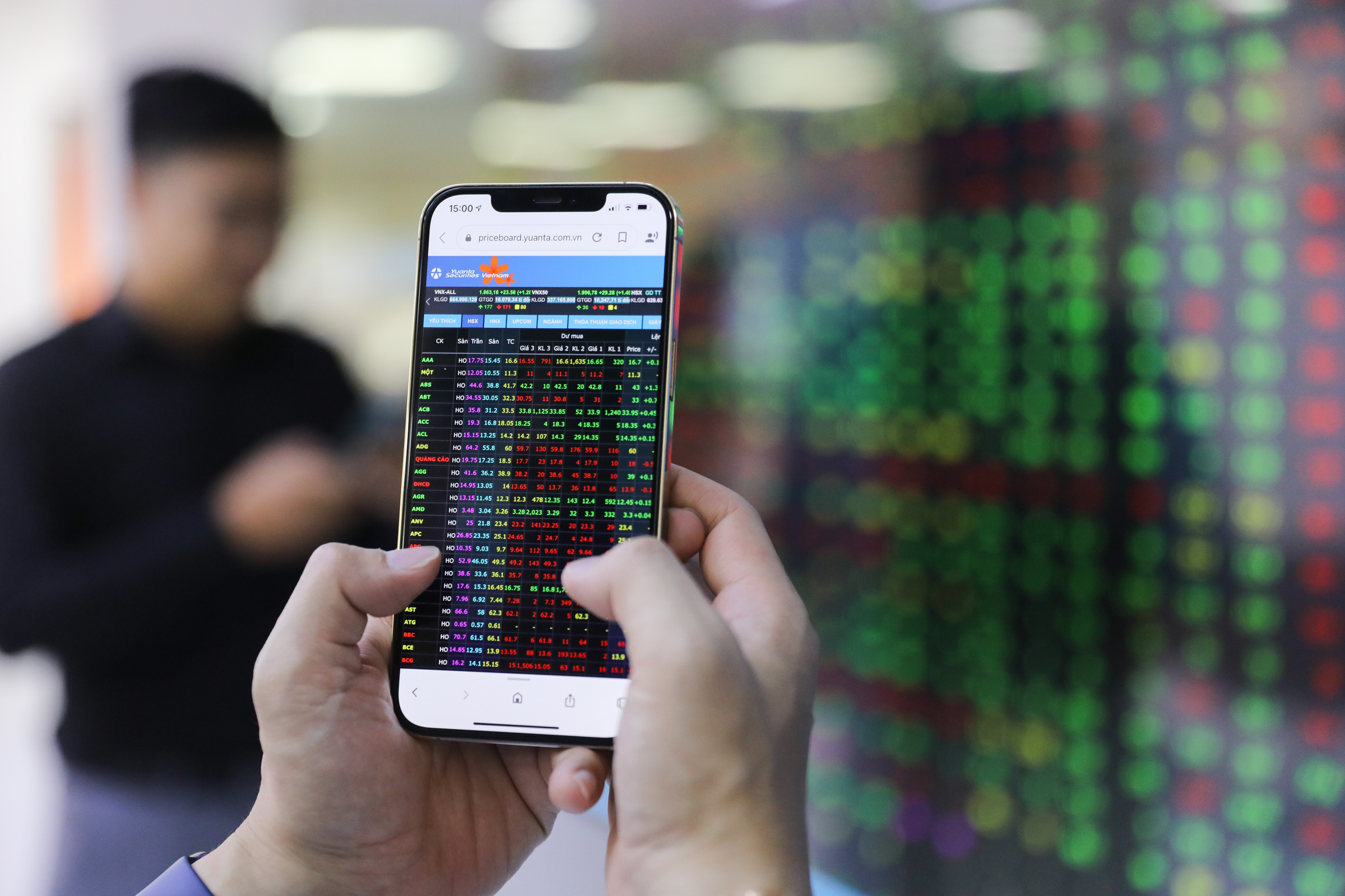 Nhà đầu tư đang theo dõi thị trường chứng khoán qua bảng điện. Ảnh: Quỳnh Trần