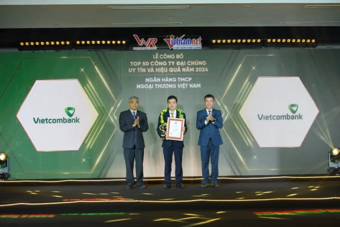 Đại diện Vietcombank (đứng giữa) nhận danh hiệu Công ty đại chúng uy tín và hiệu quả năm 2024. Ảnh: Vietcombank