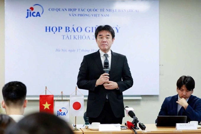 Ông Sugano Yuichi, Trưởng đại diện văn phòng JICA tại Việt Nam chia sẻ tại họp báo, ngày 17/10. Ảnh: JICA