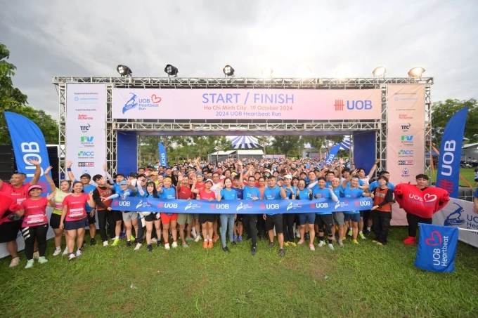 Người tham gia cự ly 10km trước giờ xuất phát. Ảnh: UOB Việt Nam
