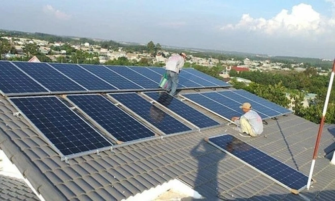 Người dân lắp đặt hệ thống điện mặt trời mái nhà. Ảnh: VGP