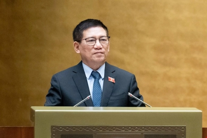 Phó thủ tướng, Bộ trưởng Tài chính Hồ Đức Phớc đọc tờ trình bổ sung vốn cho Vietcombank, ngày 23/10. Ảnh: Trung tâm báo chí Quốc hội