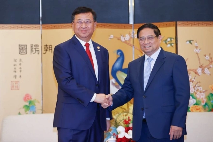 Thủ tướng Phạm Minh Chính và ông Đới Hòa Căn, Chủ tịch Tập đoàn Xây dựng công trình đường sắt Trung Quốc (CRCC) tại cuộc gặp, ngày 6/11. Ảnh: VGP
