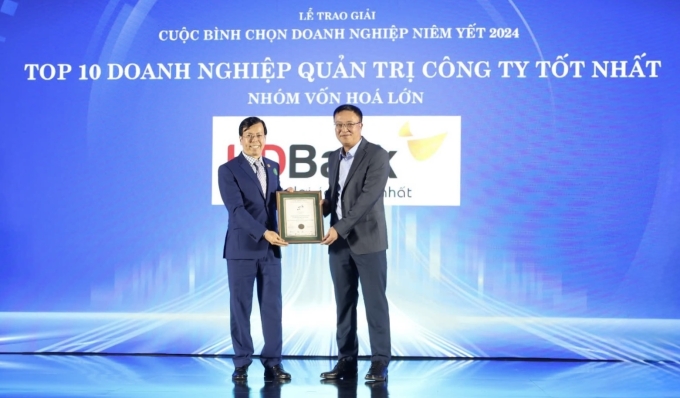Đại diện HDBank nhận giải Top 10 Doanh nghiệp thực hành quản trị công ty tốt nhất, hôm 16/11. Ảnh: HDBank