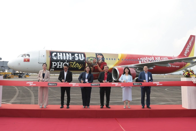 Đại diện Vietjet và Masan Consumer trao thỏa thuận hợp tác và cắt băng khai trương tàu bay tại lễ ký kết. Ảnh: MSC