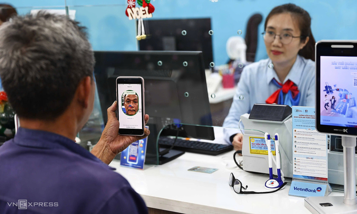Nhiều người xác thực sinh trắc học tại phòng giao dịch trước 'giờ G'