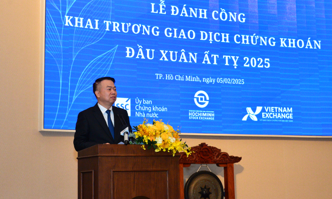 Thử trưởng Bộ Tài chính Nguyễn Đức Chi phát biểu tại lễ đánh cồng đầu xuân 2025. Ảnh: HoSE