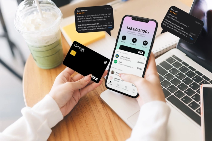 Người dùng trải nghiệm thanh toán trên ngân hàng số. Ảnh: Liobank
