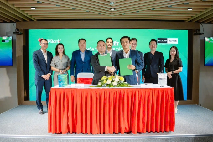 Đại diện 2 đơn vị ký kết thỏa thuận hợp tác. Ảnh: VPBank