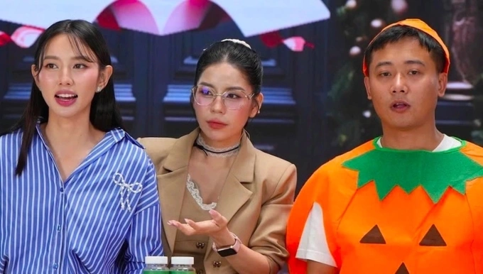 Hoa hậu Thùy Tiên, Hằng Du Mục, Quang Linh Vlogs (từ trái sang phải) khi quảng cáo bán kẹo Kera. Ảnh: Chụp màn hình livesatream