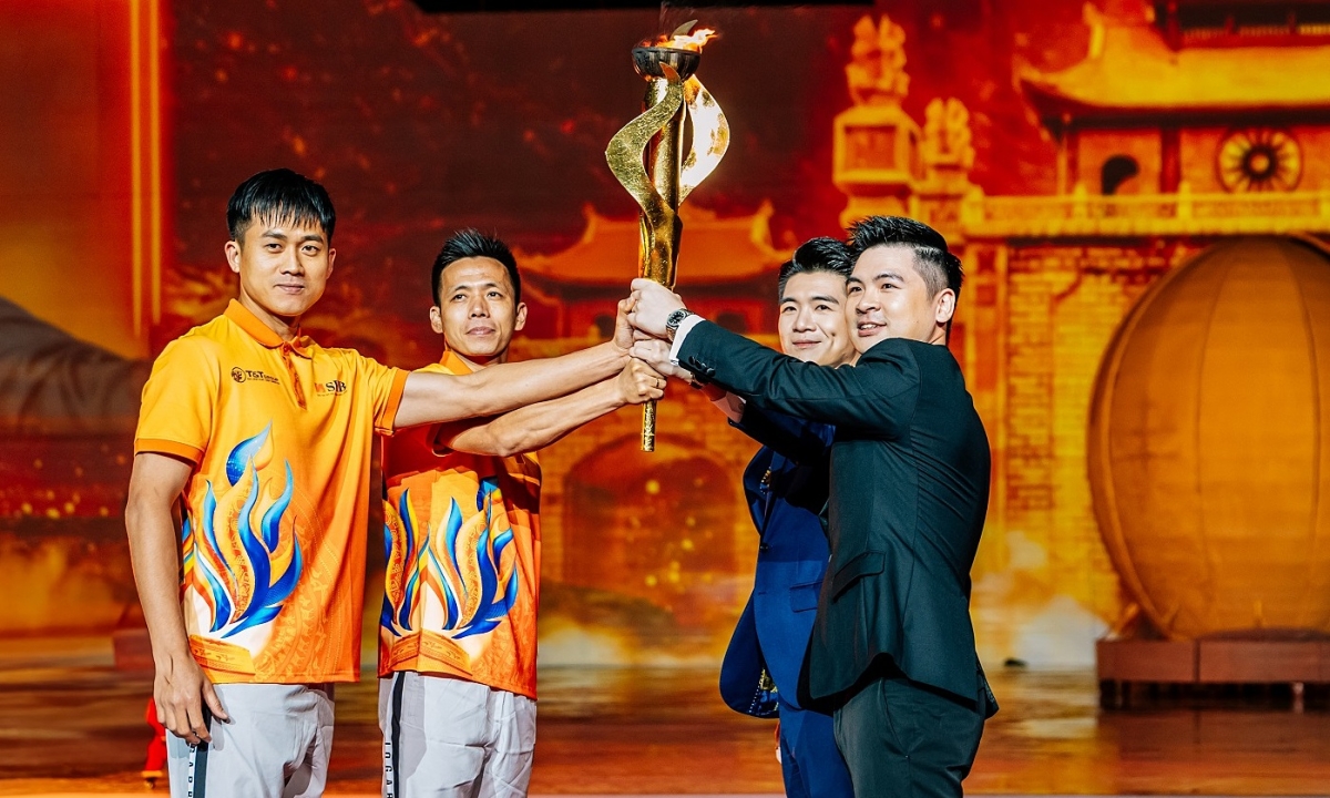 SHB và T&T Group rước đuốc từ Đền Hùng về SVĐ Mỹ Đình