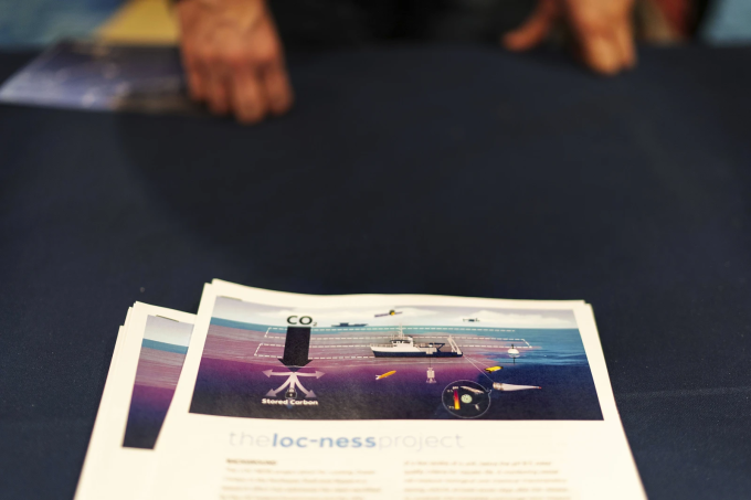 Sơ đồ minh họa dự án bổ sung natri hydroxit (NaOH) vào đại dương được Viện Hải dương học Woods Hole trưng bày ngày 31/1. Ảnh: AP