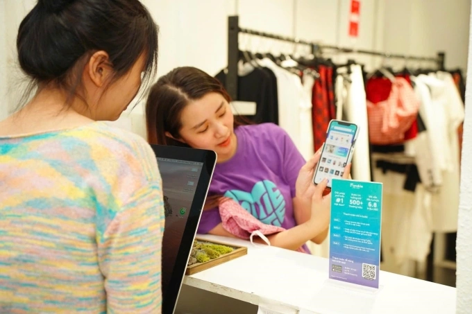Khách hàng trải nghiệm giải pháp Mua trước trả sau của Fundiin tại cửa hàng. Ảnh: Fundiin