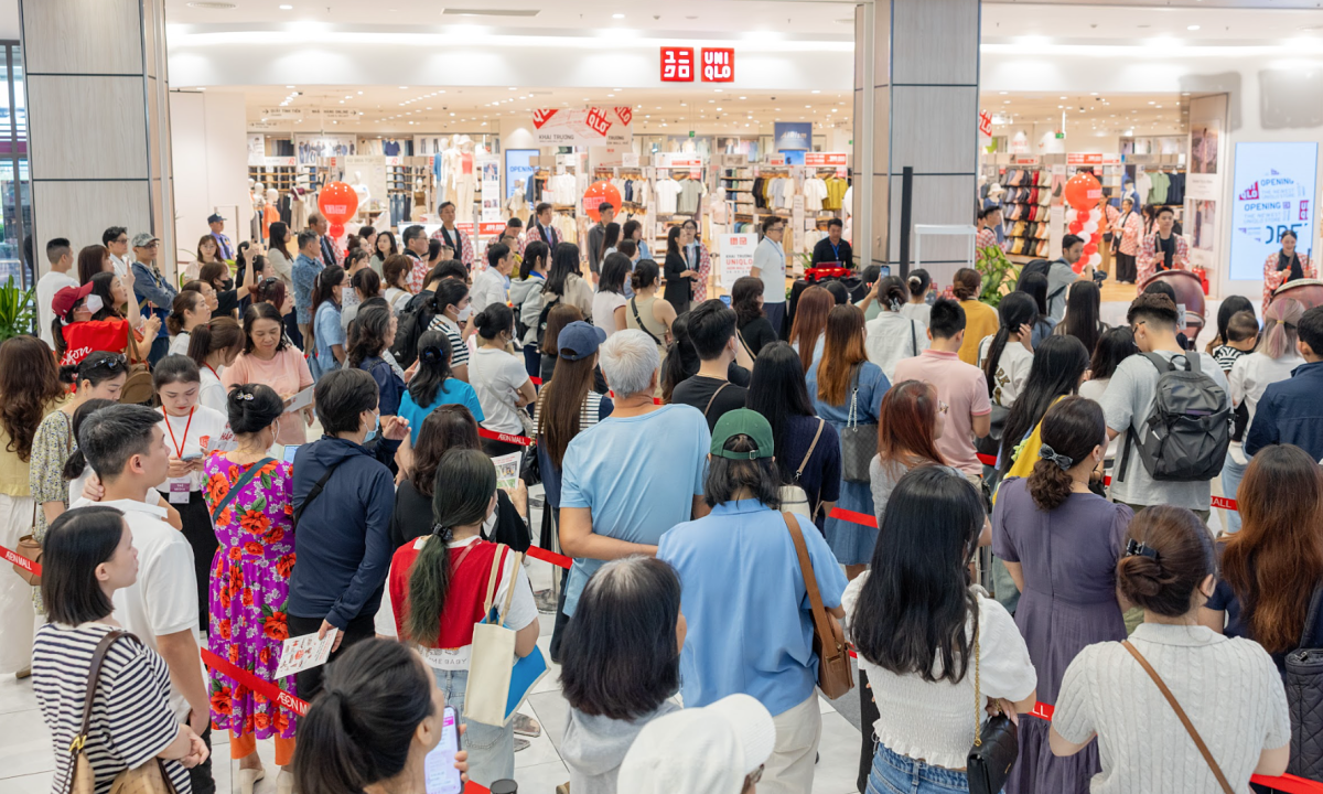 Uniqlo đầu tiên ở Huế hút khách ngày khai trương