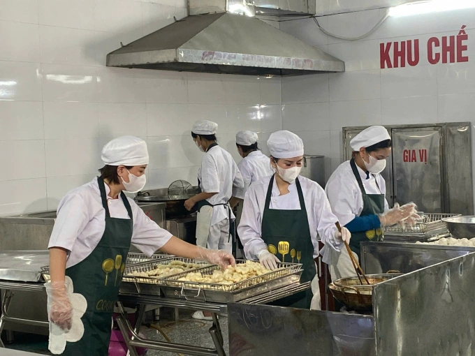 Chị Lê Thị Bích Thảo (ngoài cùng bên trái) kiểm tra chất lượng chả mực tại khu chế biến ở phường Cẩm Phú, Cẩm Phả, Quảng Ninh. ẢNh: Thảo Nguyên