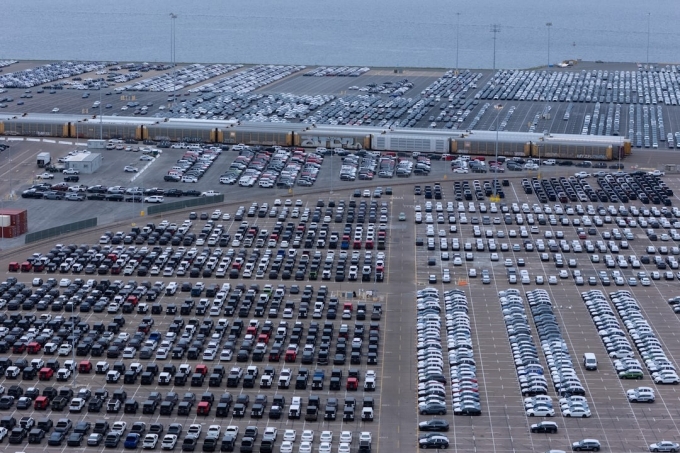 Xe hơi đỗ tại cảng ở San Diego, California (Mỹ) ngày 26/3. Ảnh: Reuters