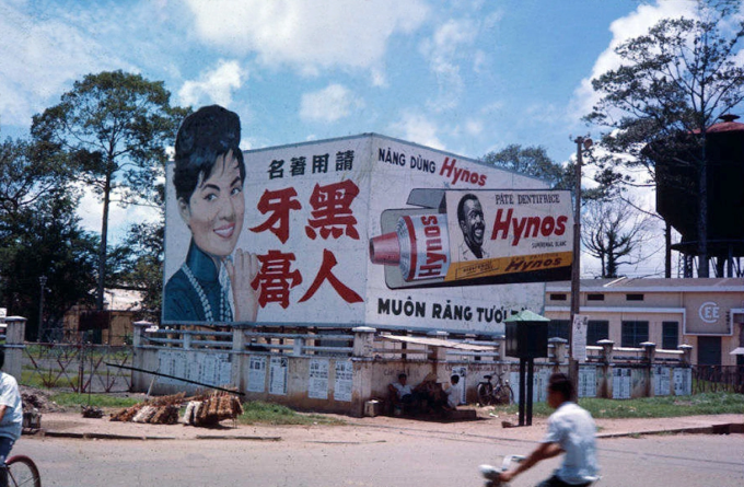 Áp phích quảng cáo kem đánh răng Hynos, sản phẩm chung nhà với nhãn hiệu P/S. Ảnh: Bill Mullin