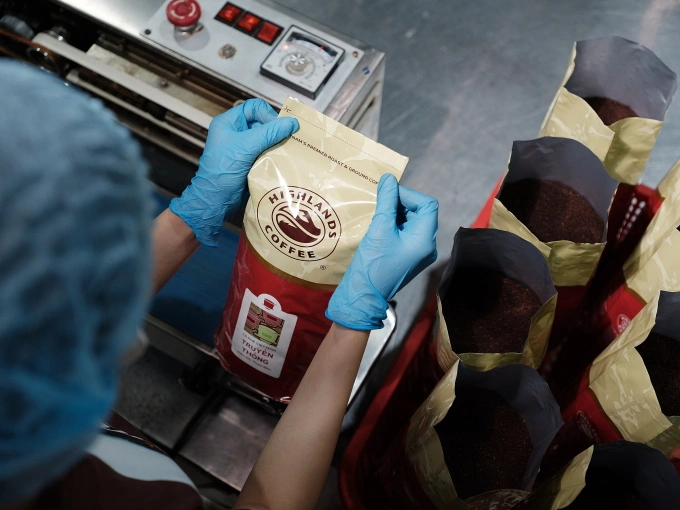 Công nhân nhà máy rang xay tại Bà Rịa - Vũng Tàu đang đóng gói túi cà phê. Ảnh: Highlands Coffee