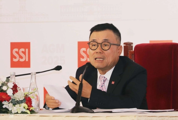 Ông Nguyễn Duy Hưng tại phiên họp thường niên chiều 18/4. Ảnh: Phương Đông