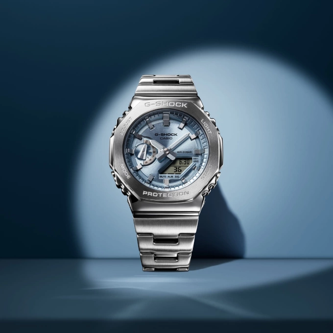 GM-2110D mang vẻ ngoài hiện đại với dây thép và mặt số ánh xanh nổi bật. Ảnh: Anh Khuê Watch
