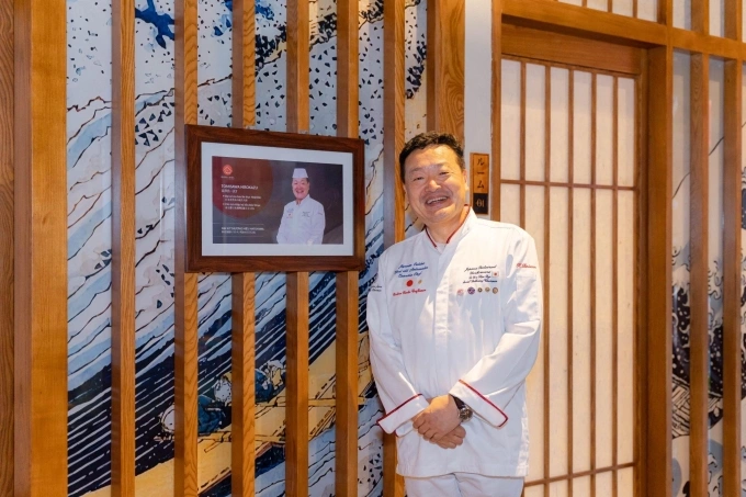 Đại sứ văn hóa ẩm thực Tomisawa đến thăm Nhà hàng Hatoyama vào năm 2023. Ảnh: Hatoyama