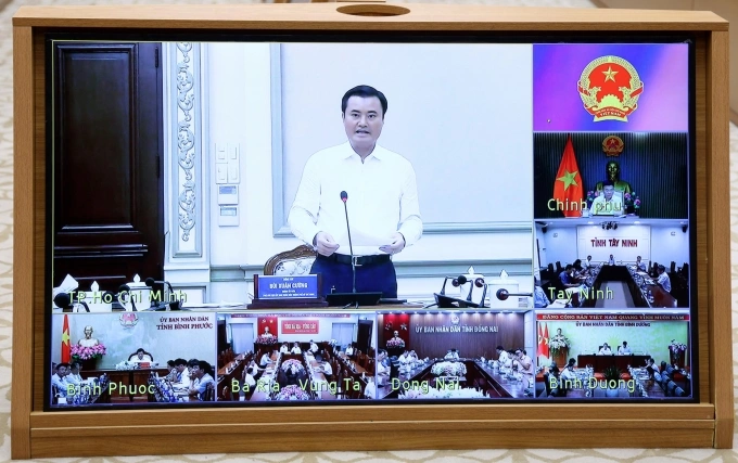 Phó chủ tịch UBND TP HCM Bùi Xuân Cường phát biểu tại cuộc họp trực tuyến với lãnh đạo Chính phủ về giải ngân vốn đầu tư công, ngày 24/4. Ảnh: VGP