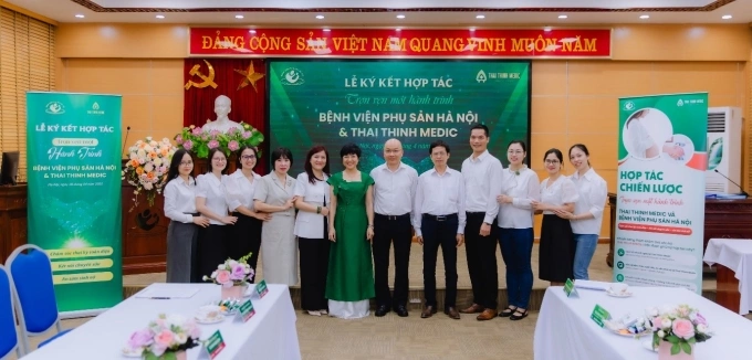 MC Thảo Vân (váy xanh) là người điều phối xuyên suốt sự kiện ký kết. Ảnh: Thai Thinh Medic