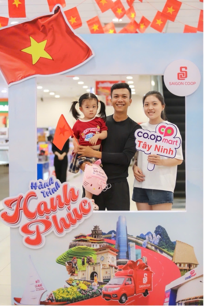 Khách hàng chụp hình tại Trạm hạnh phúc của Co.op Mart Tây Ninh. Ảnh: Saigon Co.op