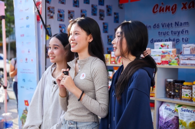 Các bạn trẻ đang check-in tại Trạm hạnh phúc ở........... Ảnh: Saigon Co.op