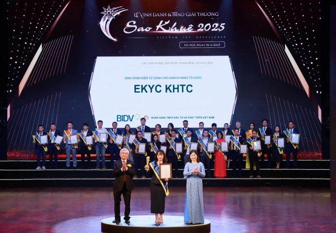 Đại diện BIDV nhận giải thưởng Sao Khuê năm 2025 cho giải pháp định danh điện tử Khách hàng tổ chức. Ảnh: BIDV