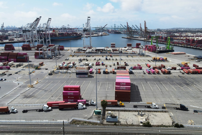 Container tại cảng Los Angeles (California) ngày 5/5. Ảnh: Reuters